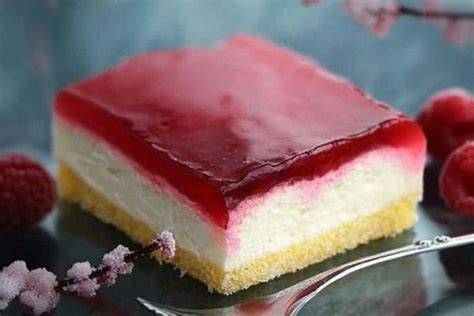 Himbeer-Puddingcreme-Schnitten auf Tablett