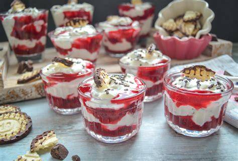 Himbeer-Quark-Creme in Schale mit Schokoküssen