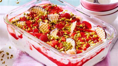 Himbeer-Quark-Creme in großer Schüssel für viele Gäste