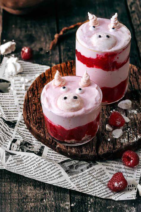Himbeer-Quark-Glücksschweinchen im Glas mit Meringue-Knusper