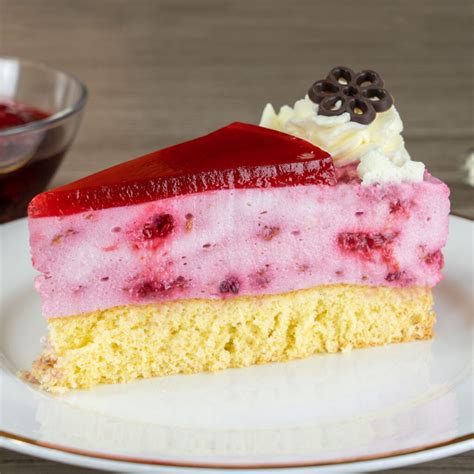 Himbeer-Quark-Torte mit Fruchtspiegel und Mürbeteigboden