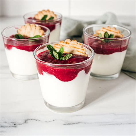 Himbeer-Schmand-Dessert im Glas