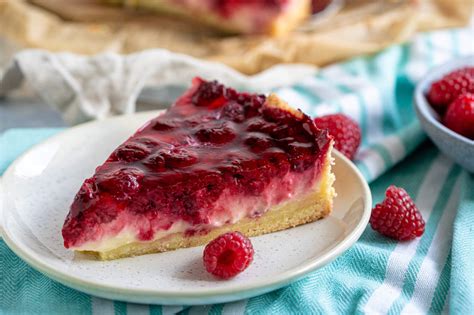 Himbeer-Schmand-Kuchen mit drei Schichten und Zutaten