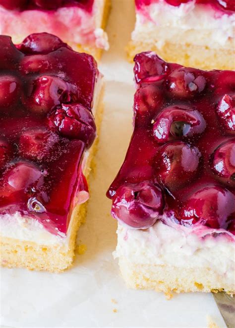 Himbeer-Schmandkuchen auf dem Blech, angeschnitten