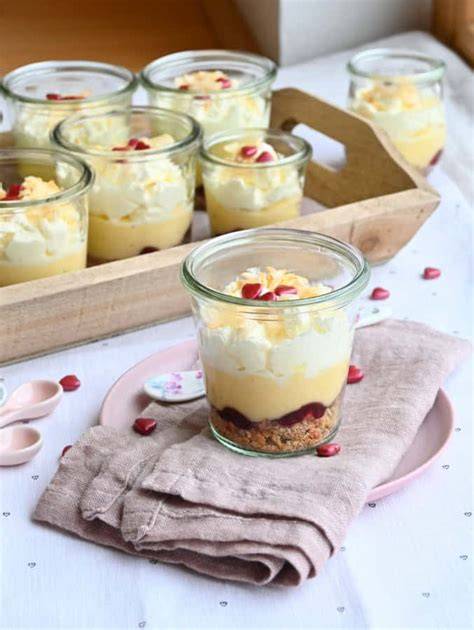 Himbeer-Schoko-Cheesecake im Glas, geschichtete Gläser mit Schokoboden und Himbeermarmelade