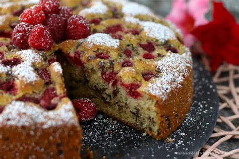 Himbeer-Schokokuchen fertig gebacken auf dem Rost
