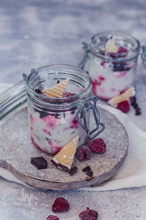 Himbeer-Schokokuss-Dessert im Glas, dekoriert
