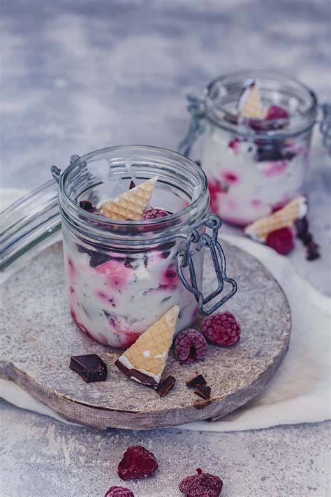 Himbeer-Schokokuss-Dessert im Glas dekoriert