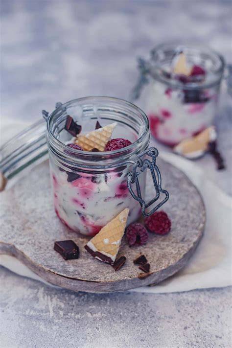 Himbeer-Schokokuss-Dessert in Gläsern