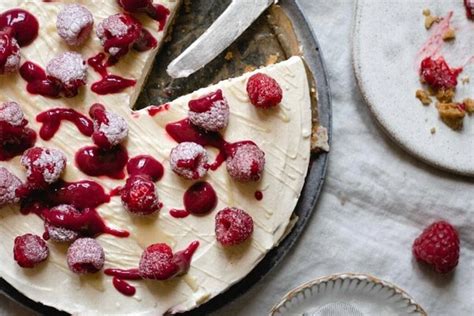 Himbeer-Topping und weiße-Schokolade-Kokos-Cheesecake-Scheibe
