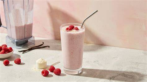 Himbeer-Vanille Proteinshake im Glas