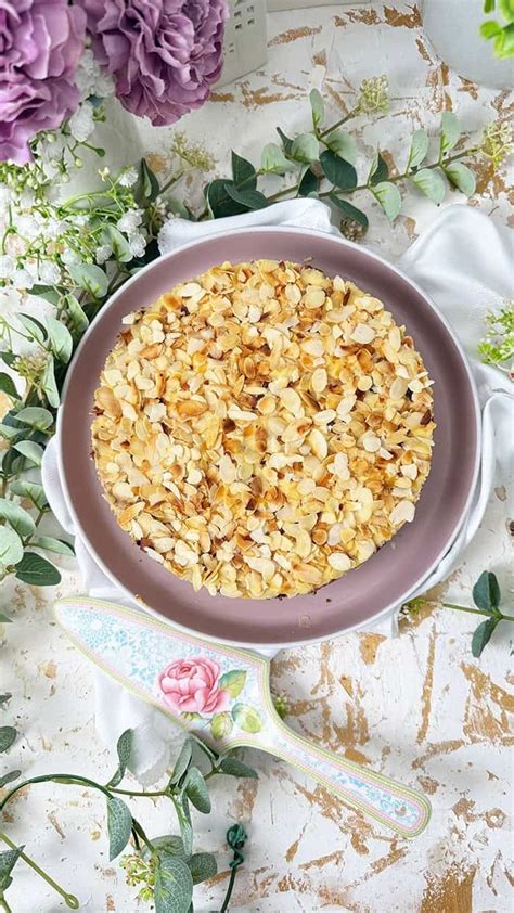 Himbeer-Variante der schwedischen Mandeltorte, angerichtet zur Fika