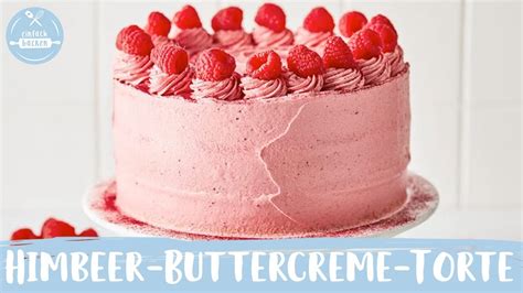 Himbeerbuttercreme-Torte mit Fondantdach und kreativer Dekoration