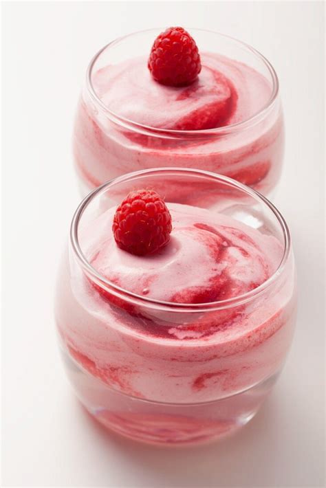 Himbeercreme im Glas dekoriert mit Zitronenmelisse