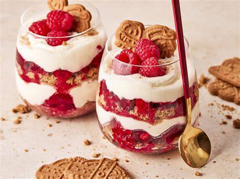 Himbeerdessert mit Amarettini - servierfertig