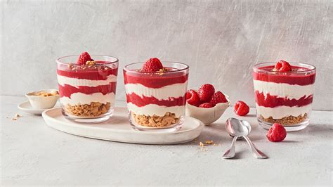Himbeeren, Mascarpone und Amarettini als Zutaten auf Holztisch
