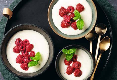 Himbeeren auf Vanillepudding geschichtet