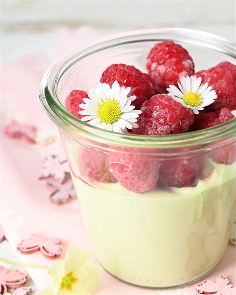 Himbeeren auf grüner Matcha-Creme