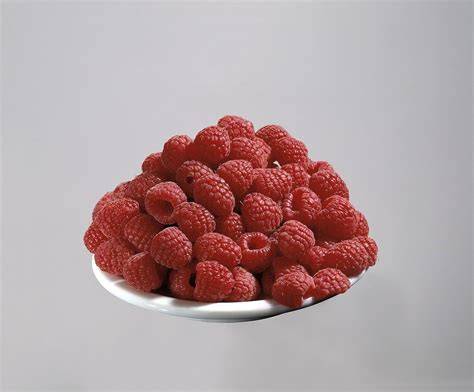 Himbeeren auf weißem Teller