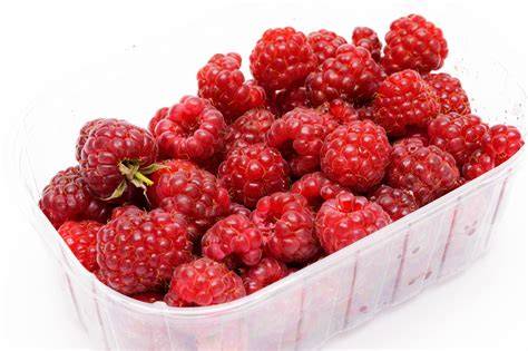 Himbeeren in Schale und Himbeerpüree im Topf