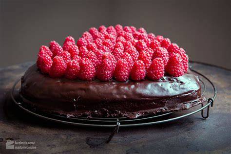 Himbeeren in Schokoladenkuchen drücken (Schichttechnik)