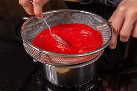 Himbeeren pürieren und durch Sieb streichen
