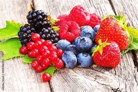 Himbeeren und Heidelbeeren als frische Fruchtbasis