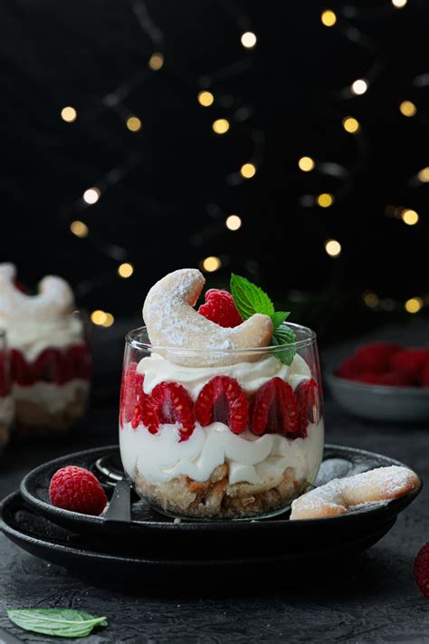 Himbeeren und Minzblatt als Garnitur