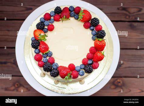 Himbeeren und Physalis auf rustikalem Brett