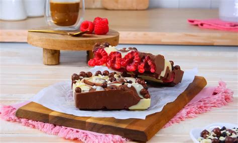 Himbeeren und Schokolade auf Holzbrett