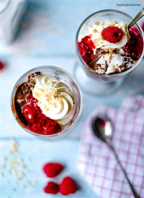 Himbeeren und Strudelteigstückchen auf Teller angerichtet