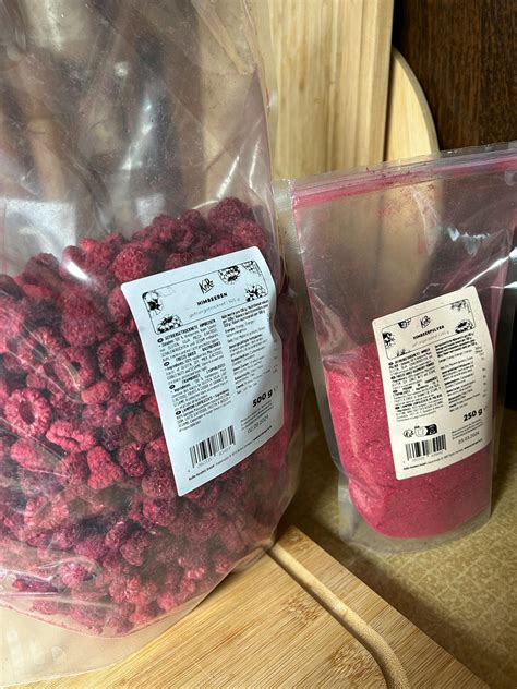 Himbeeren und gefriergetrocknetes Himbeerpulver auf Tisch