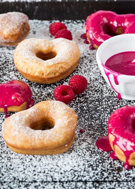 Himbeerglasur auf Donuts mit Kokosraspeln