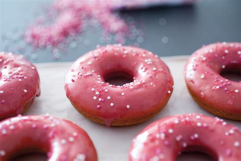 Himbeerglasur mit Kokosraspeln auf Donut