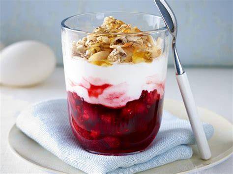 Himbeerkompott auf Joghurt-Sahne-Creme