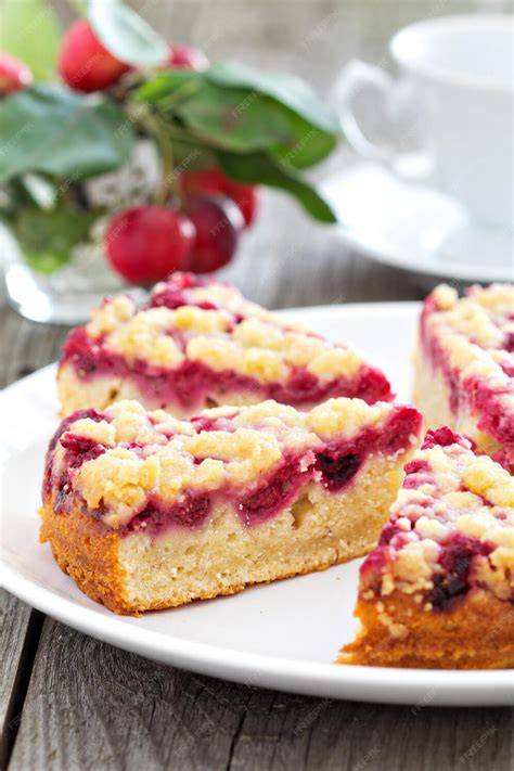 Himbeerkuchen auf Kaffeetafel: Stücke, Teller, Gabeln, Sommerstimmung