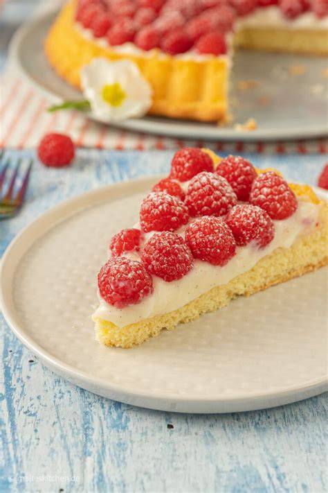 Himbeerkuchen mit Pudding und Biskuit auf Teller
