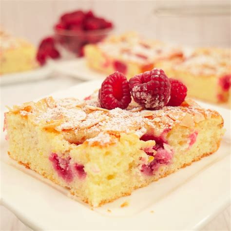 Himbeerkuchen mit Puderzucker und Minze, angerichtet zum Servieren