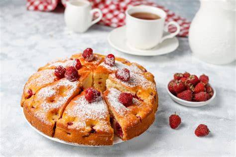 Himbeerkuchen verziert mit Puderzucker und frischen Himbeeren