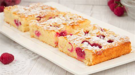 Himbeerkuchen vom Blech mit Puderzucker bestreut