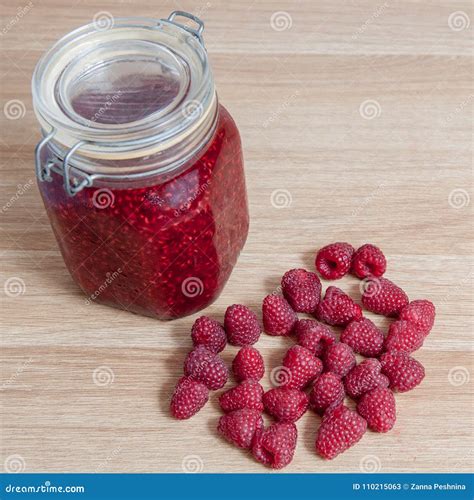 Himbeermarmelade im Glas
