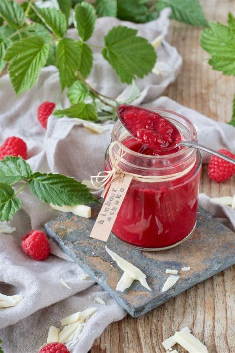 Himbeermarmelade mit weißer Schokolade - Gläser als Geschenk verpackt