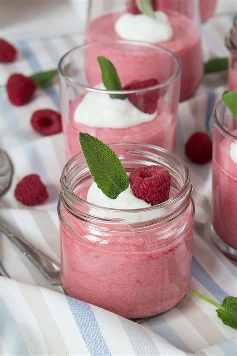 Himbeermousse im Glas dekoriert mit Minze
