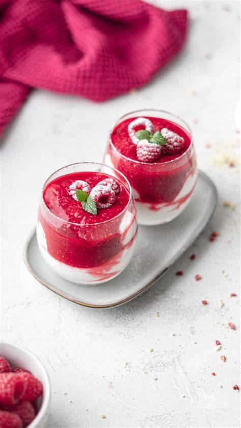 Himbeerpüree und Gelatine im Topf