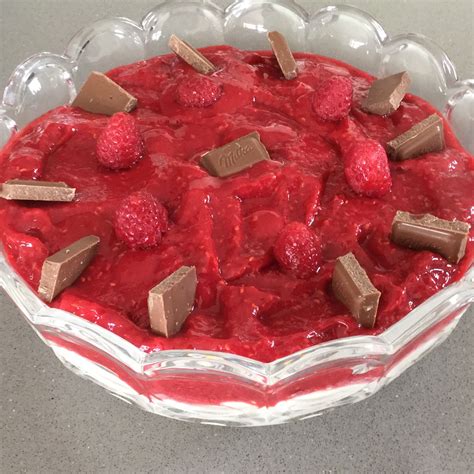 Himbeerpüree und Puddingcreme