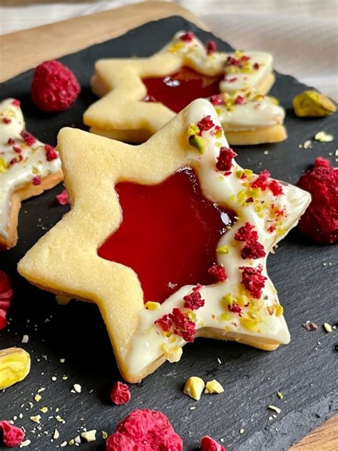 Himbeerplätzchen auf einem bunten Plätzchenteller