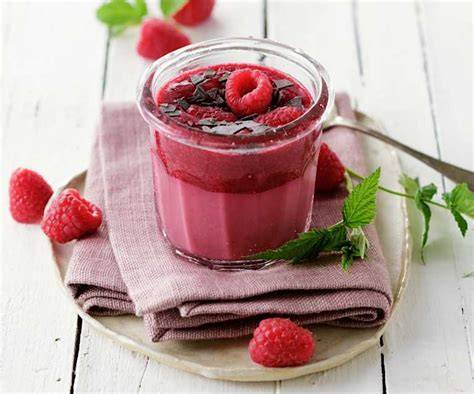 Himbeerpudding in Schüssel, Zutaten dargestellt