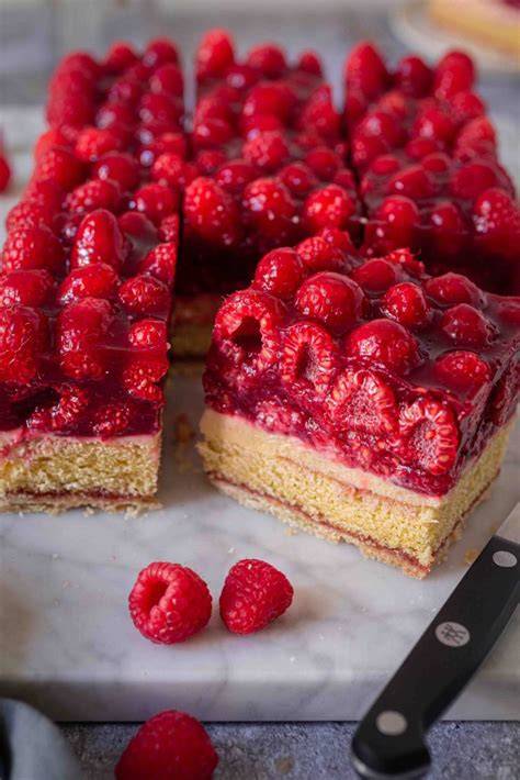 Himbeersahne in Schüssel mit frischen Himbeeren