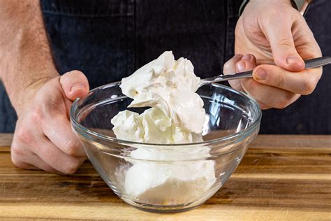 Himbeersahne-Creme anrühren
