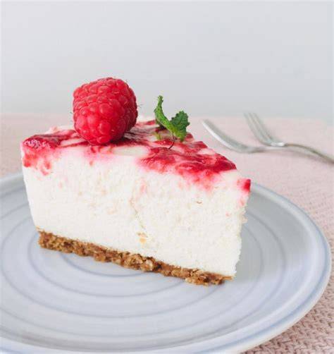 Himbeerschicht auf dem Kuchenboden